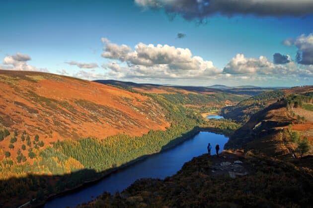 Vue panoramique du lac supérieur de Glendalough, Wicklow, Irlande