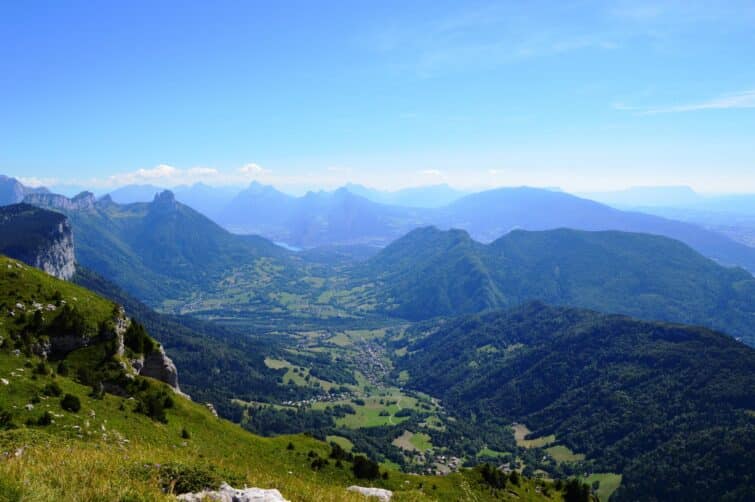 Vue panoramique du massif du Parmelan en Haute-Savoie, montrant des détails géographiques et la végétation alpine