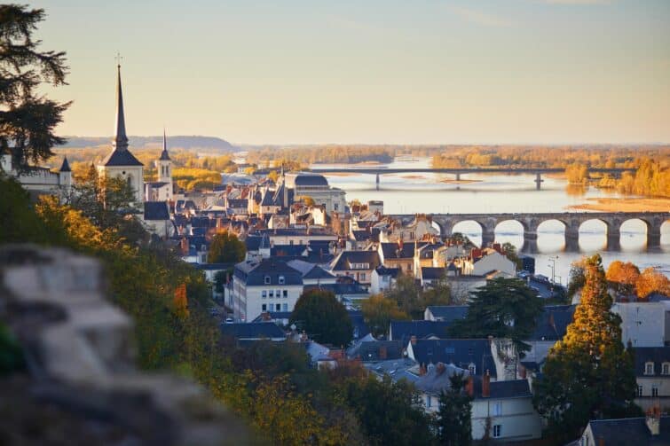 Vue panoramique du pont Cessart sur la rivière Loire à Saumur, France