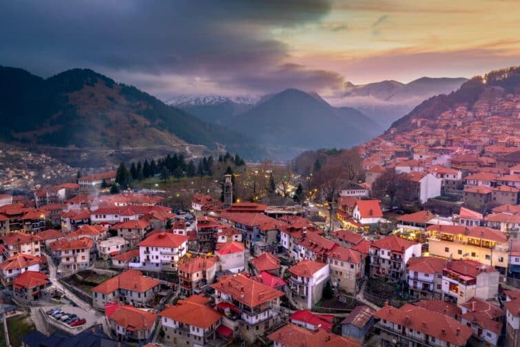 Vue panoramique du village de Metsovo dans les montagnes du Pindus, Épire, Grèce