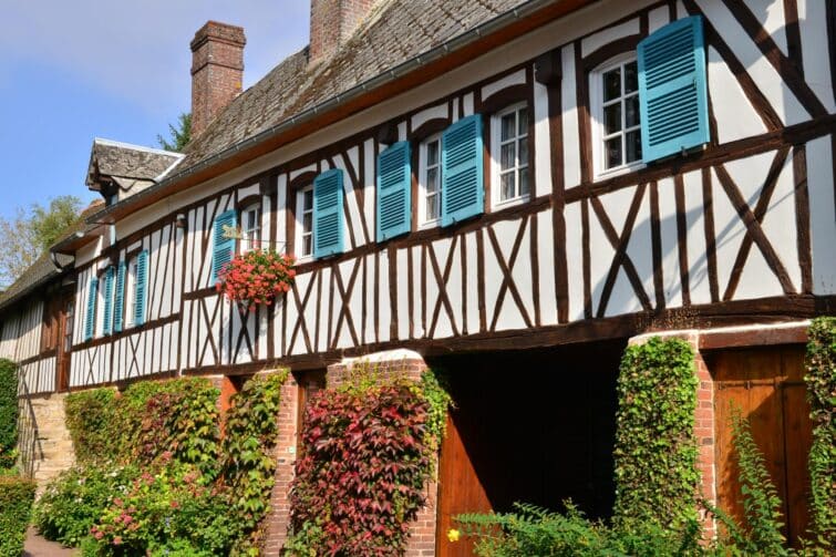 Vue pittoresque de la ville de Ry en Normandie, France