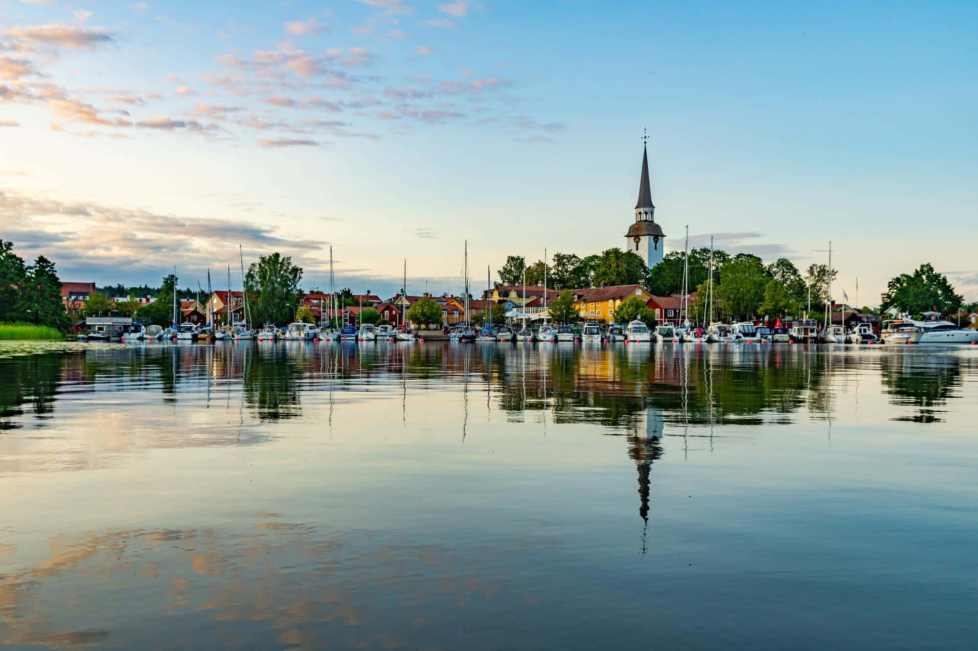 Vue sur Mariefred, Suède, à travers l'eau