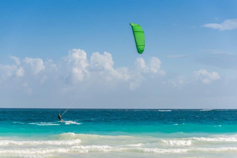 Activité de kitesurf autour de Punta Maroma, Mexique