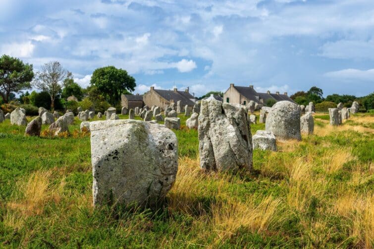 Alignements de menhirs à Carnac, France, juxtaposition du passé historique avec le présent