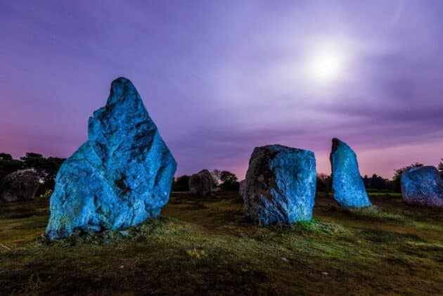 Alignements de menhirs à Carnac, site historique et archéologique en Bretagne