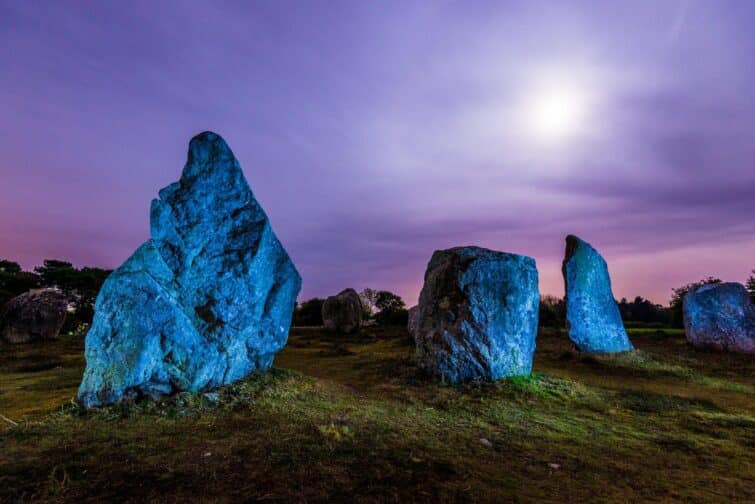 Alignements de menhirs à Carnac, site historique et archéologique en Bretagne