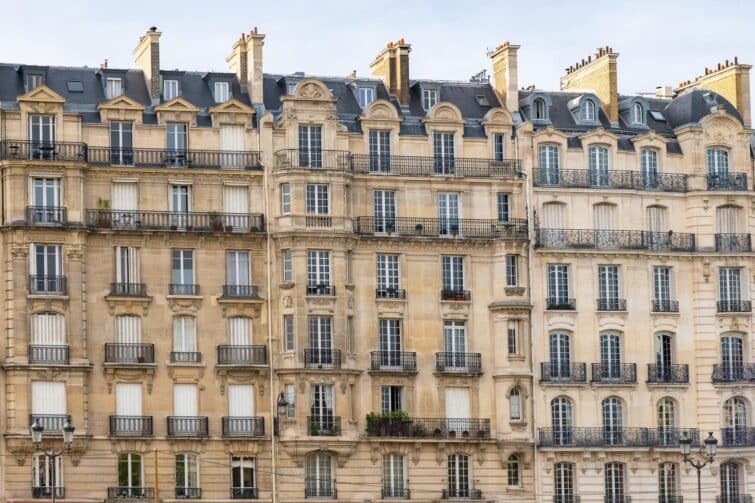 Architecture classique de l'île Saint-Louis à Paris, vue des bâtiments le long du quai