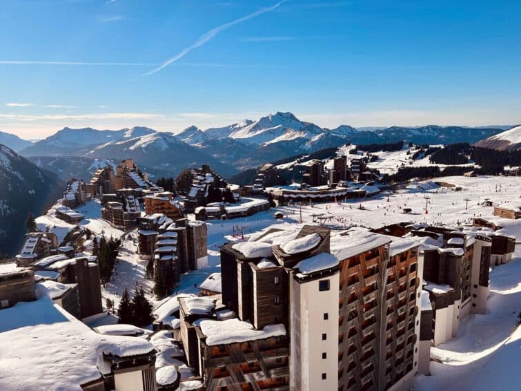 Avoriaz, station de ski suspendue enneigée dans les Alpes françaises