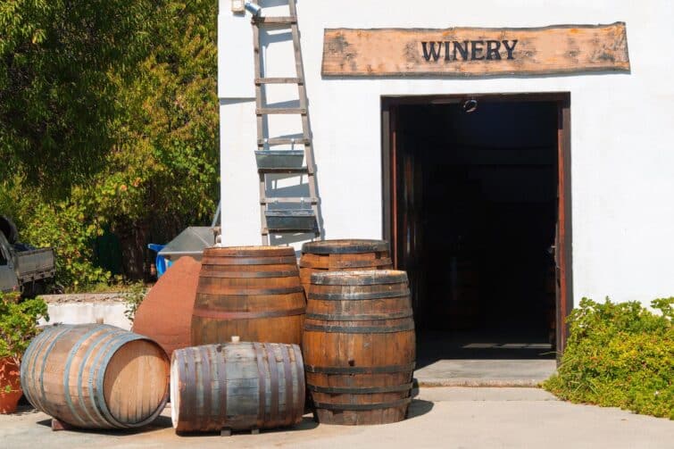 Barils en bois dans une cave vinicole en Crète sous le soleil