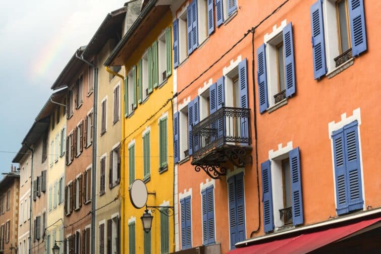 Bâtiments colorés à Barcelonnette, Alpes-de-Haute-Provence, Provence-Alpes-Côte d'Azur, France