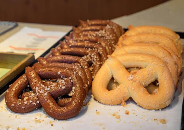 Bretzel savoureux avec gros sel, spécialité culinaire de Kaysersberg, Alsace