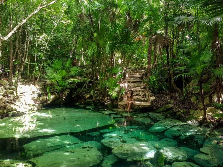 Cenote Azul à la Riviera Maya, péninsule du Yucatan, Mexique, un pittoresque plan d'eau naturel entouré de formations rocheuses et de végétation lush