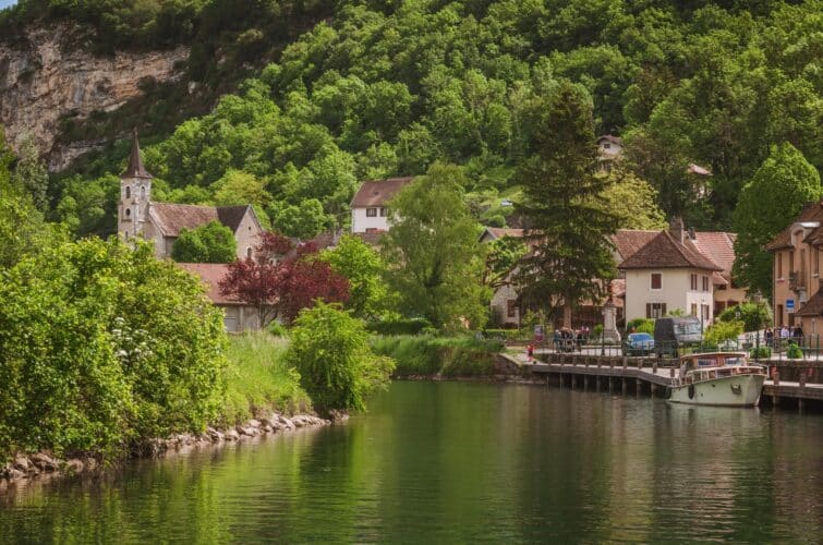 Chanaz, la petite Venise de Savoie, vue pittoresque des canaux avec bateaux et nature environnante