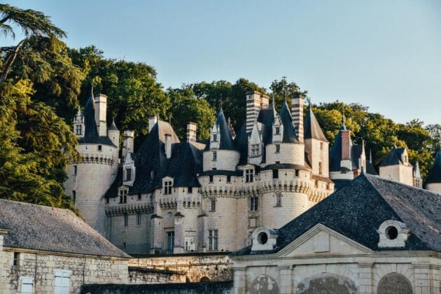 Château d'Ussé inspirant le conte de la Belle au bois dormant, vue extérieure avec jardins