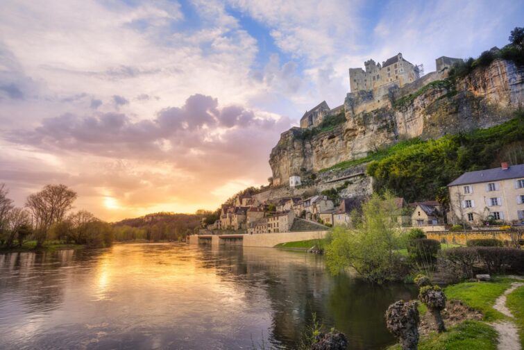 Château de Beynac au coucher du soleil, reflétant l'Histoire médiévale de la Dordogne