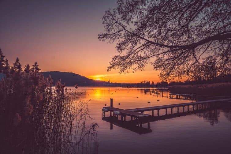 Coucher de soleil hivernal sur le lac gelé d'Annecy en France