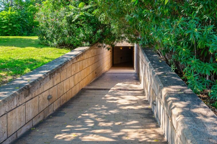 Entrée de pierre des tombes royales d'Aigai à Vergina, Macédoine