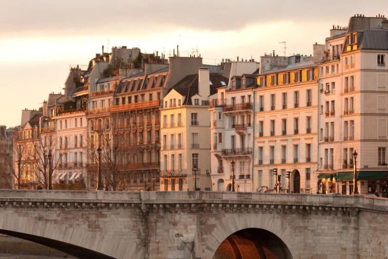 Façades des bâtiments résidentiels à l'Île Saint-Louis, Paris