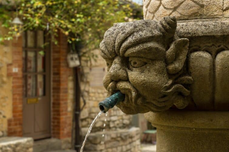 Fontaine française en forme de tête de gargouille à Séguret, Provence, héritage culturel préservé