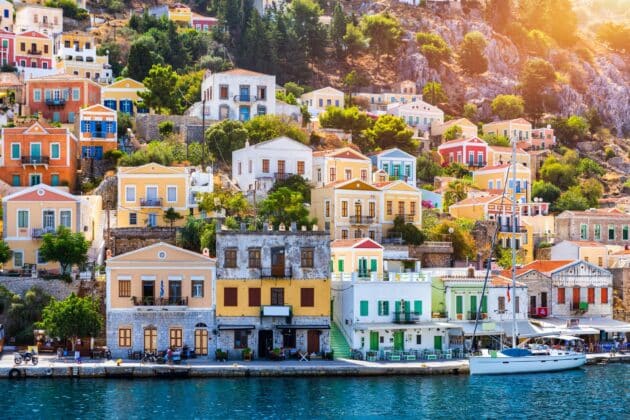 Île de Symi Grèce, port de Gialos avec yachts et maisons colorées