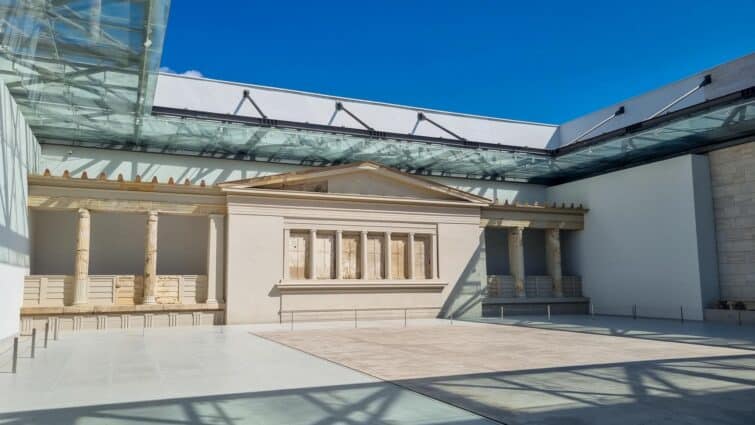 Intérieur du musée polycentrique de Vergina montrant des artefacts et des expositions sur l'histoire ancienne de la Macédoine.