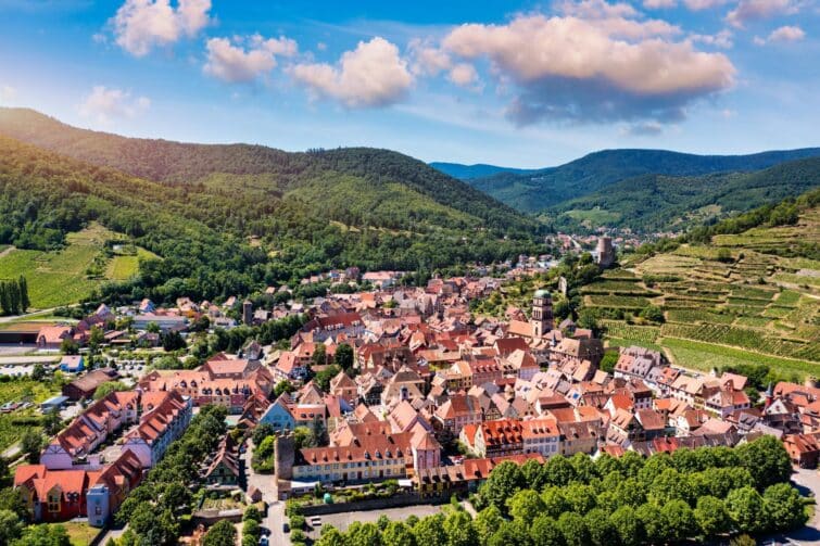 Kaysersberg, Alsace, un des plus beaux villages de France avec des maisons traditionnelles et des rues pavées