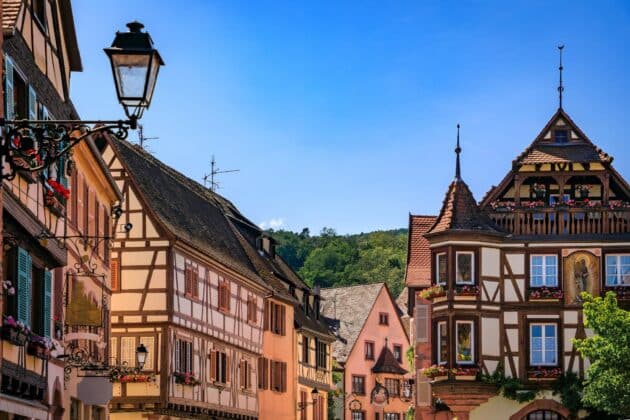 Kaysersberg village alsacien traditionnel avec maisons à colombages