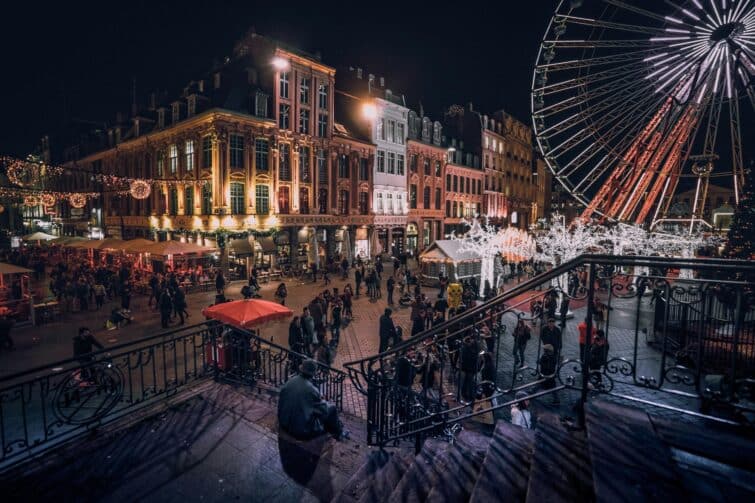 Lille, France - Vue nocturne illuminée de la Grand Place décorée pour Noël