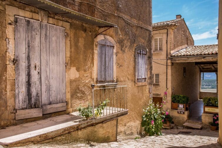 Maison ancienne dans le village médiéval de Simiane-la-Rotonde en Provence, France