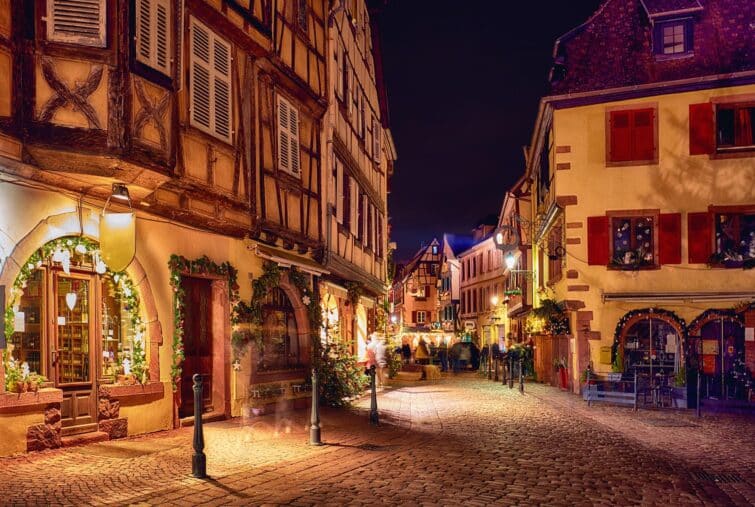 Maisons à colombages traditionnelles dans une rue étroite de Kaysersberg lors du marché de Noël