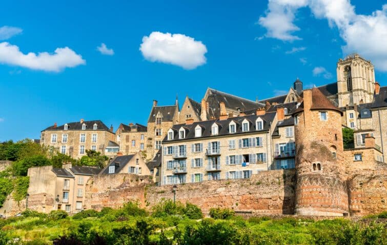 Maisons traditionnelles derrière le mur de la ville au Mans