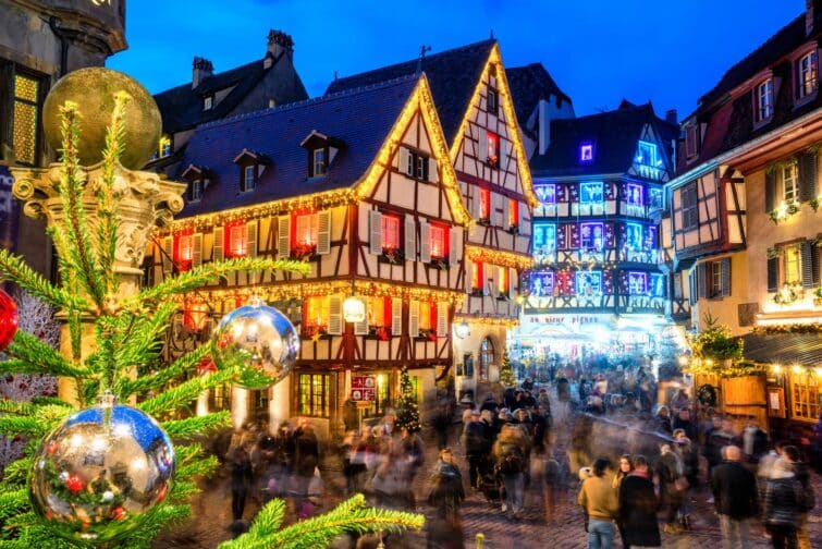 Marché de Noël traditionnel à Colmar, France, avec des stands illuminés et décorés