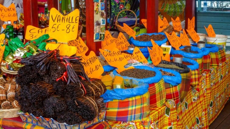 Marché d'épices caribéennes au port en Antigua-et-Barbuda