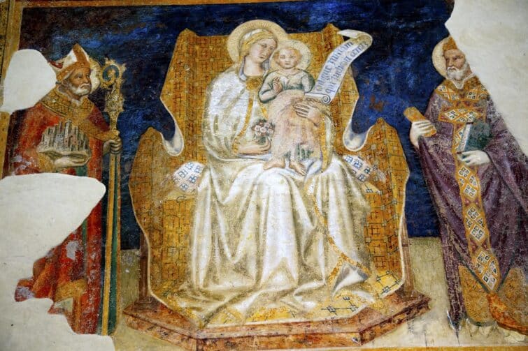 Peinture de la Madonna avec l'enfant entre les saints Grégoire et Gimignano dans la cathédrale de San Gimignano