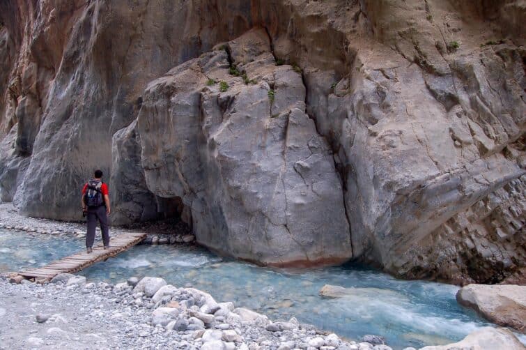 Randonneur parcourant les Gorges de Samaria en Crète