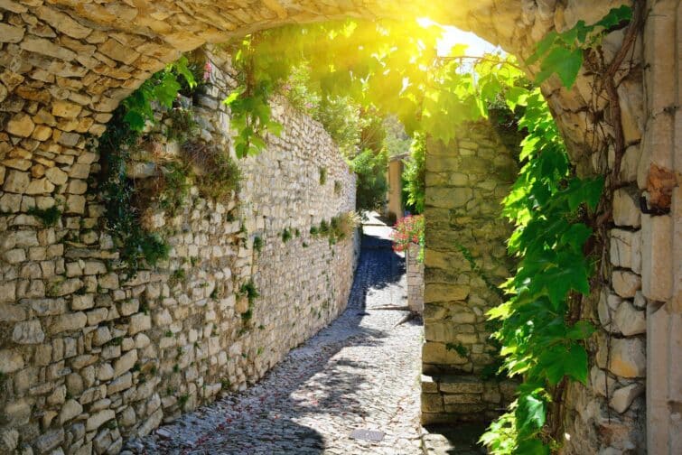 Rue médiévale pittoresque dans le petit village de Séguret en France