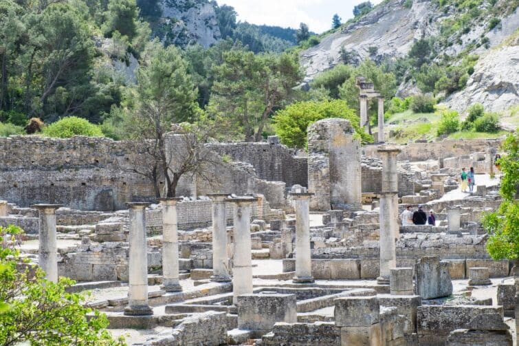 Ruines antiques de Glanum à Saint-Rémy-de-Provence, France, montrant des structures fortifiées et pierres historiques