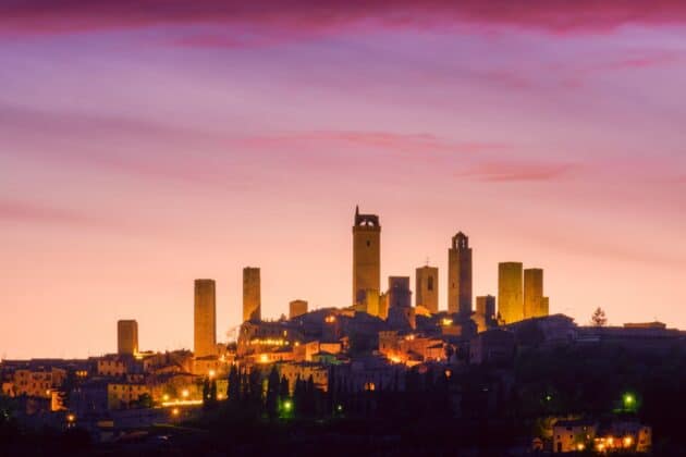 San Gimignano au coucher de soleil, village médiéval de Toscane surnommé Manhattan médiéval