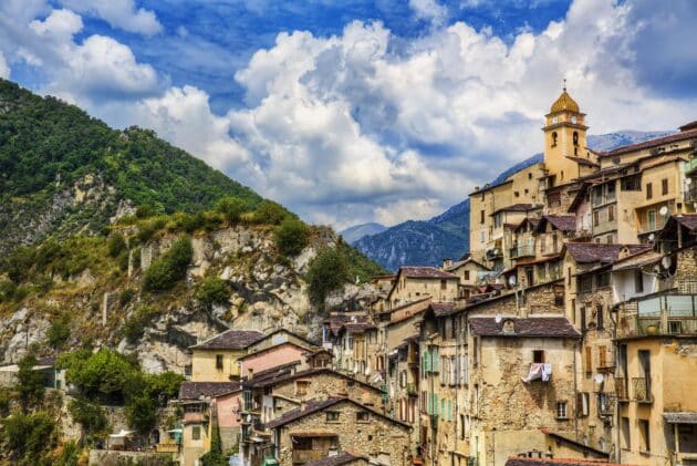 Saorge, village médiéval perché dans les Alpes-Maritimes, vue panoramique sur des maisons historiques et nature environnante