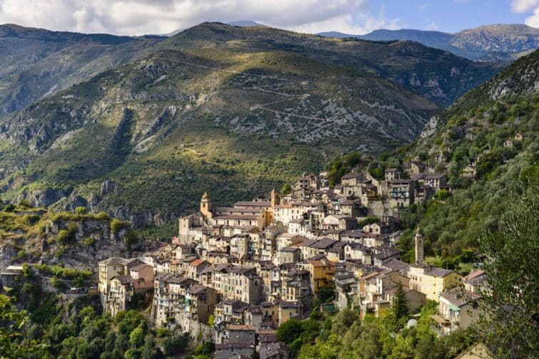 Saorge, village pittoresque dans les Alpes-Maritimes, idéal pour la randonnée et amateurs de nature en Provence, France