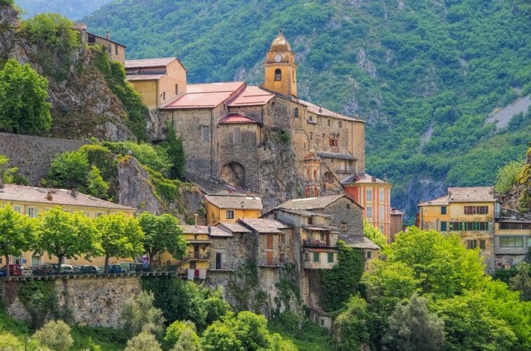 Saorge, ville alpine en France dans les Alpes-Maritimes, célèbre pour son art baroque