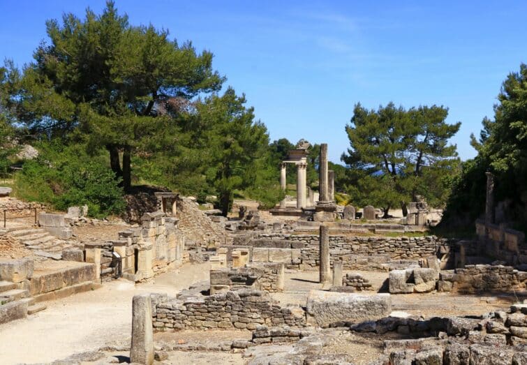 Vestiges de la ville antique romaine de Glanum en Provence, illustrant son riche passé historique et architectural