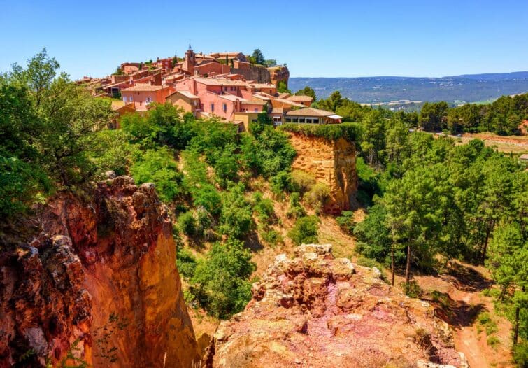 Village de Roussillon en Provence, France, avec ses maisons colorées et pittoresques