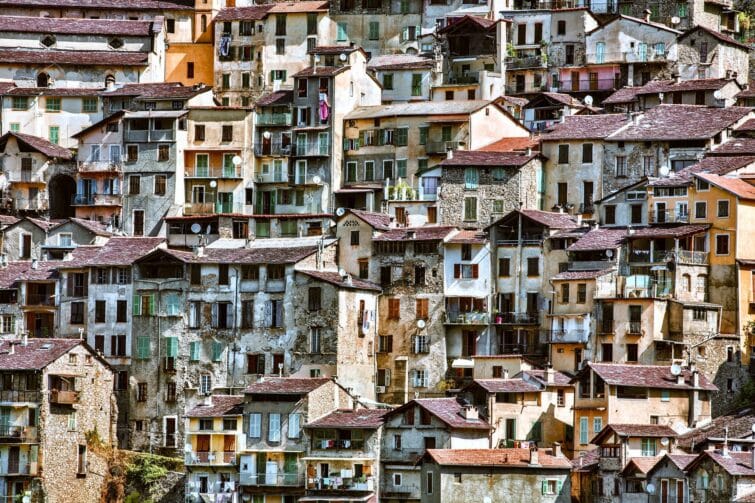 Village de Saorge dans les Alpes-Maritimes en Provence, France, vue panoramique sur les maisons anciennes et montagnes