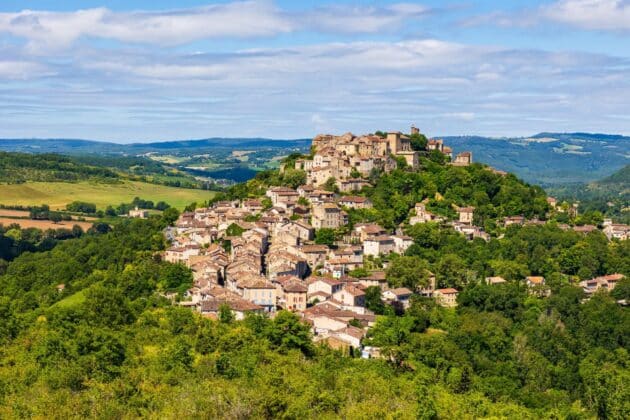 Village médiéval de Cordes-sur-Ciel perché sur une colline dans la brume, Occitanie, France