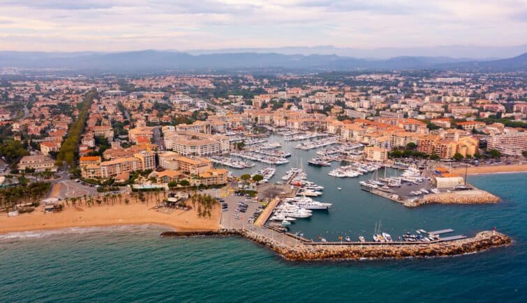 Vue aérienne de Fréjus en France avec des yachts et des bâtiments