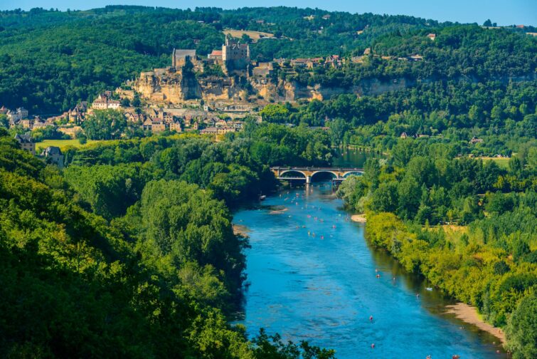 Vue aérienne de la rivière Dordogne près de Beynac, entourée de nature verdoyante