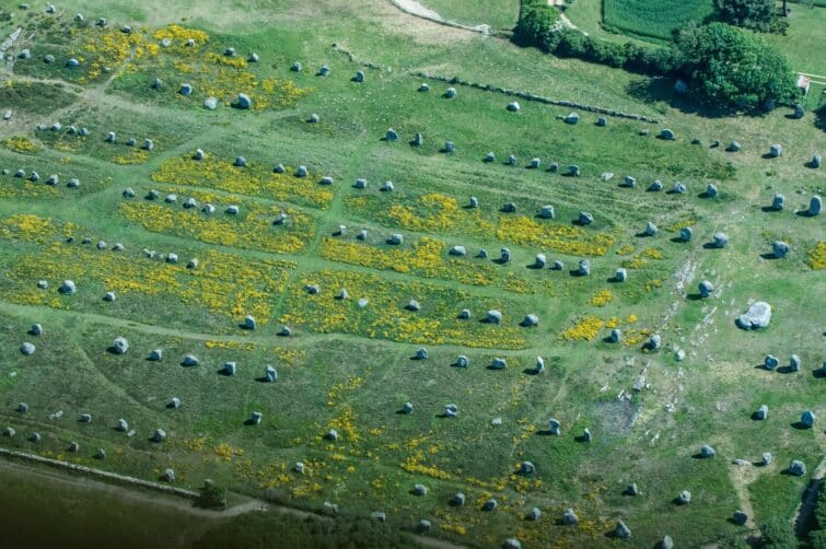 Vue aérienne des alignements de pierres de Carnac en Bretagne, mystère historique de l'archéologie