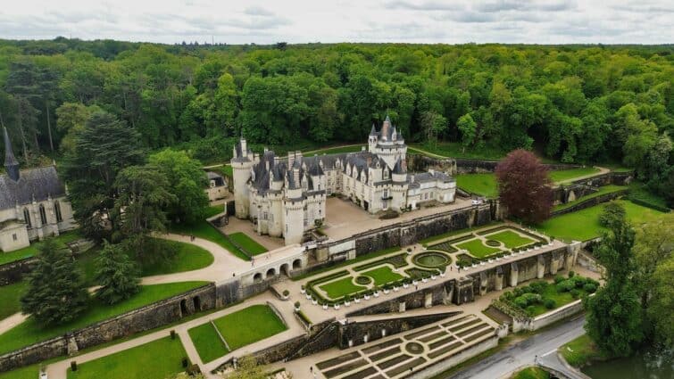 Vue aérienne du Château d'Ussé en France, mettant en avant son architecture historique et son emplacement pittoresque