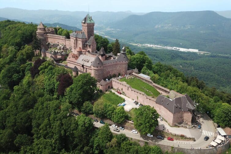 Vue aérienne du Château du Haut-Koenigsbourg en Alsace